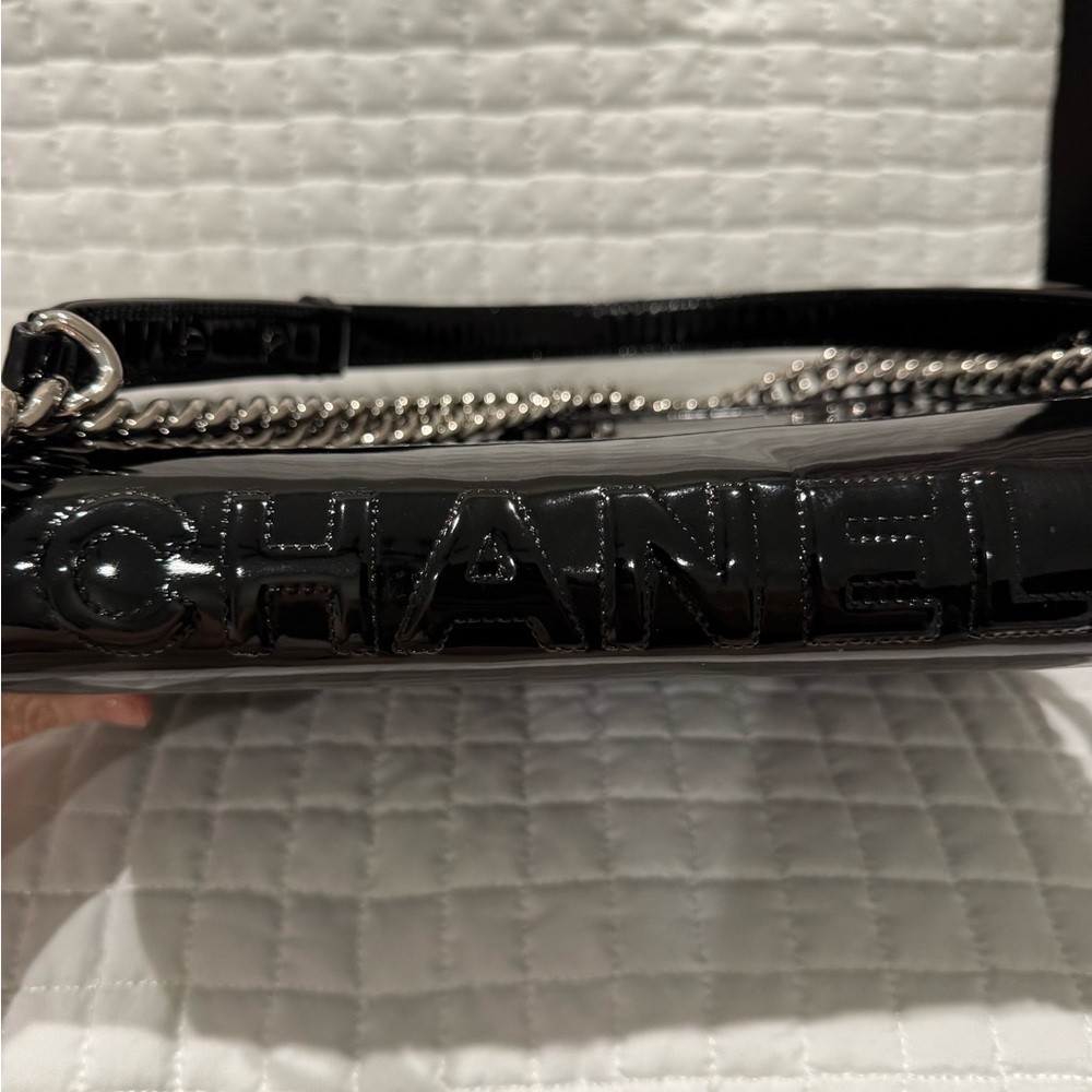 CHANEL black patent boy bag with silver hardware . - Picture 3 of 15